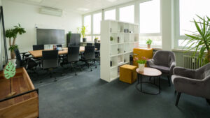 Besprechungsraum mit großem Tisch und einer Sitzecke