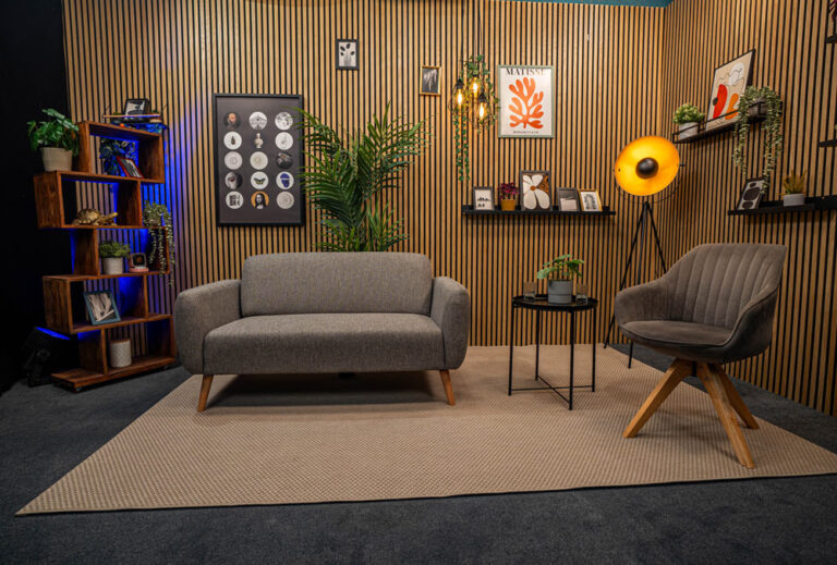 Livestream Studio München mit Sofa, Sessel, Holzlamellenwand und professioneller Beleuchtung für Interviews, Podcasts und Talkformate.